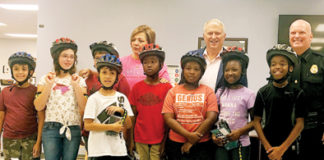 Apopka Police Department gives free bike helmets to Lakeville Elementary