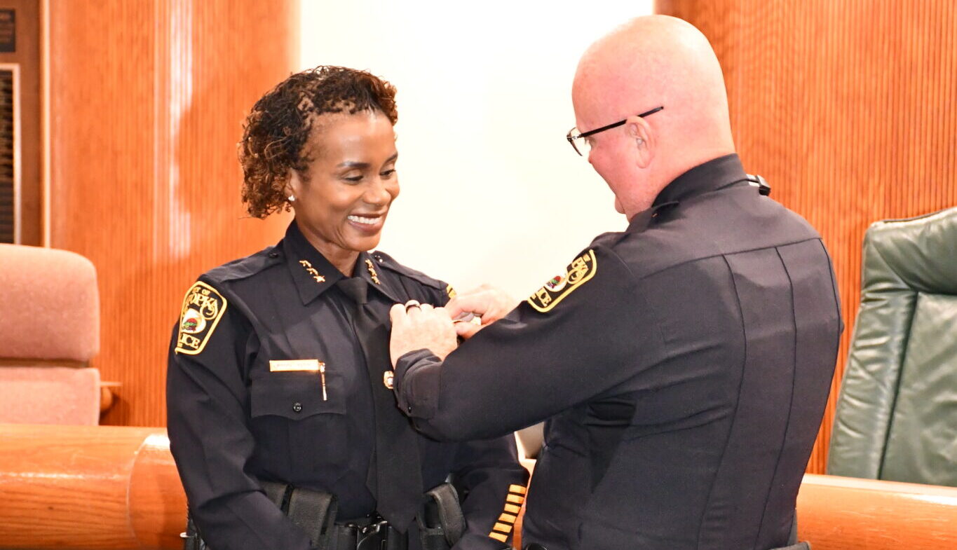 Apopka police Chief McKinley swears in new deputy police chief