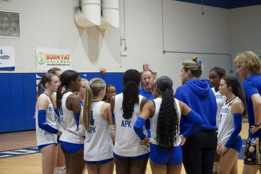 Blue Darters huddle up after first set.
