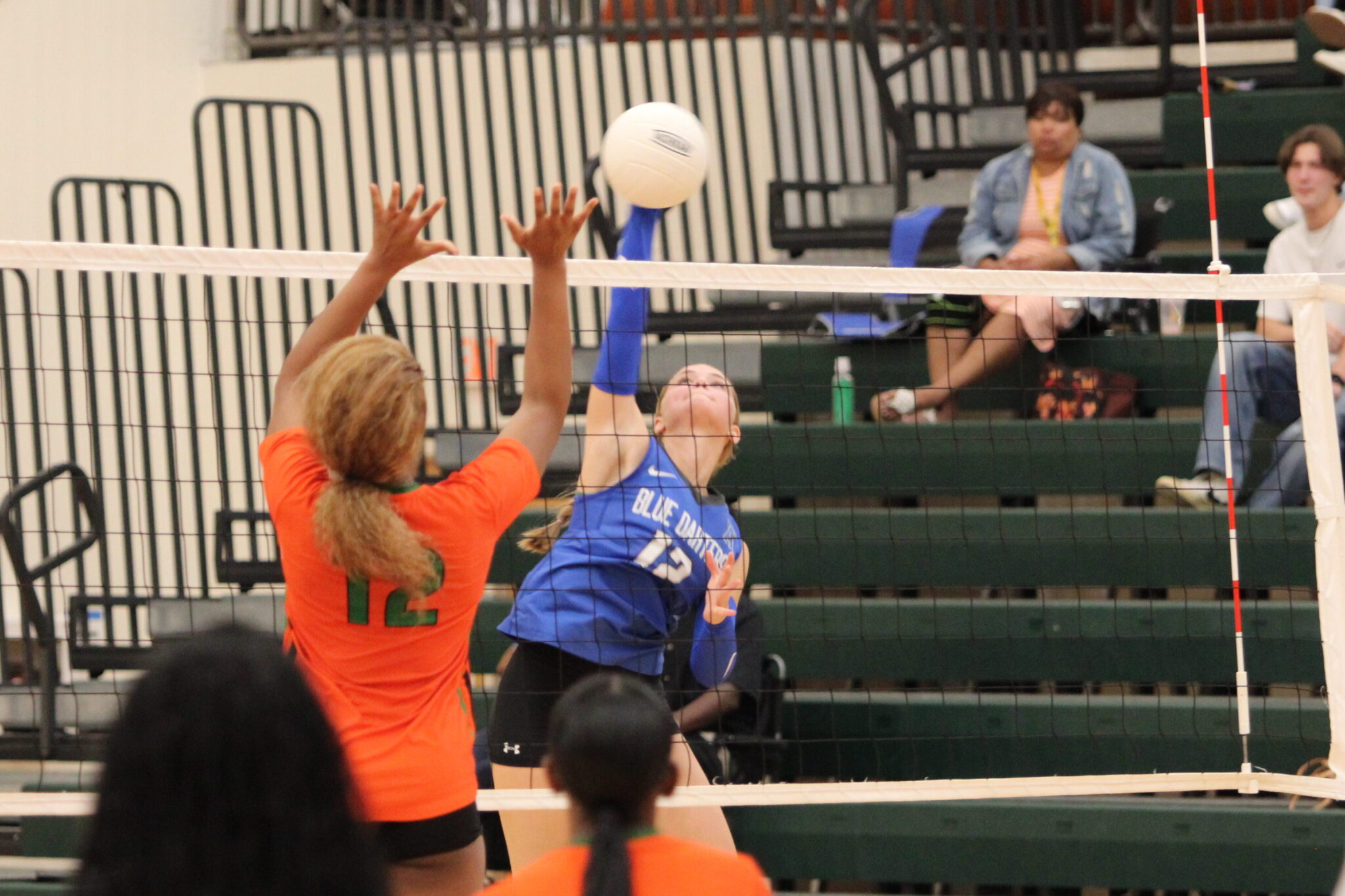 Victoria Polusmak rises up for a kill.
