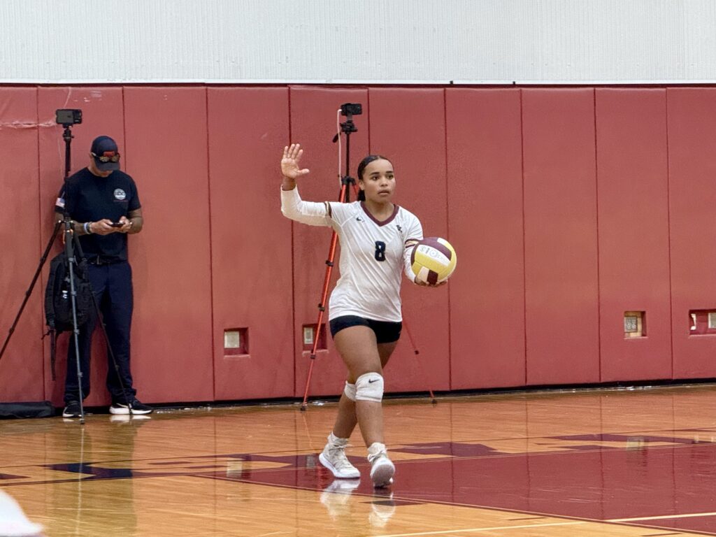 Isabella Espada on serve.