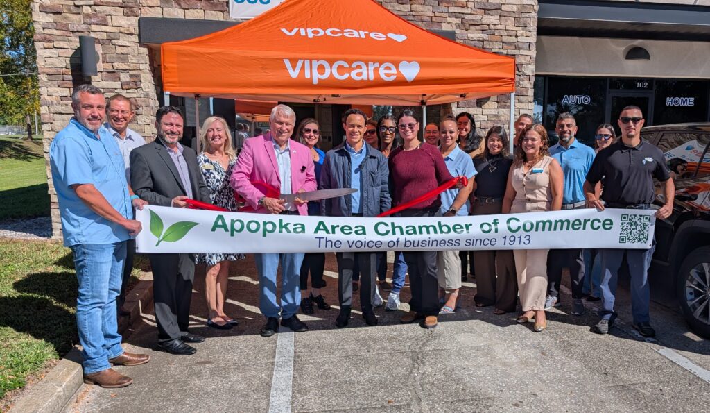 Mayor Bryan Nelson, Dr. Uriel Pont and other guests cut the ribbon for the new VIPCare location.