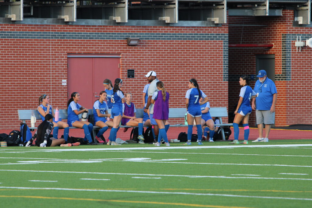 Blue Darters refresh and strategize at halftime