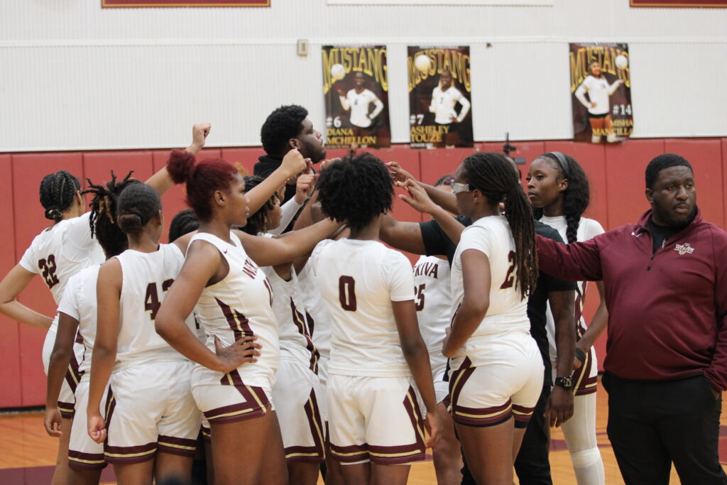 Mustangs huddle after the first quarter