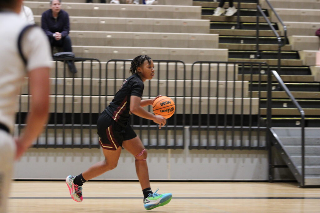 Makayla Bell driving to the rack