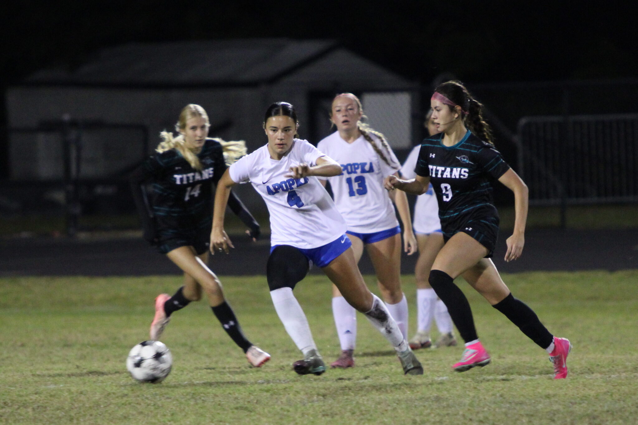 Navaeh Nguyen battles for a loose ball