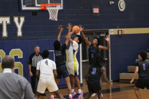 Apopka boys bounce back against University, 44-40