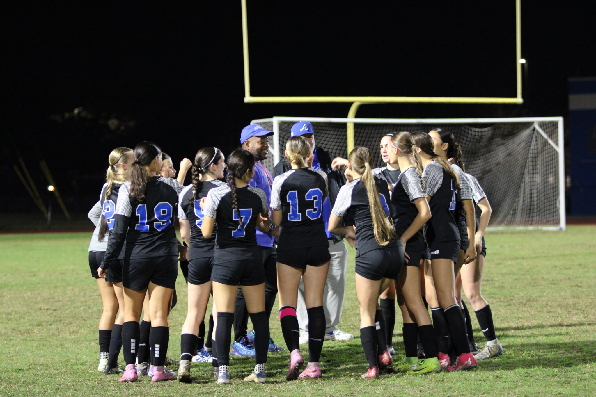 Apopka girls pregame huddle