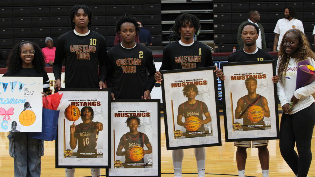 Senior Mustangs and managers on their special night