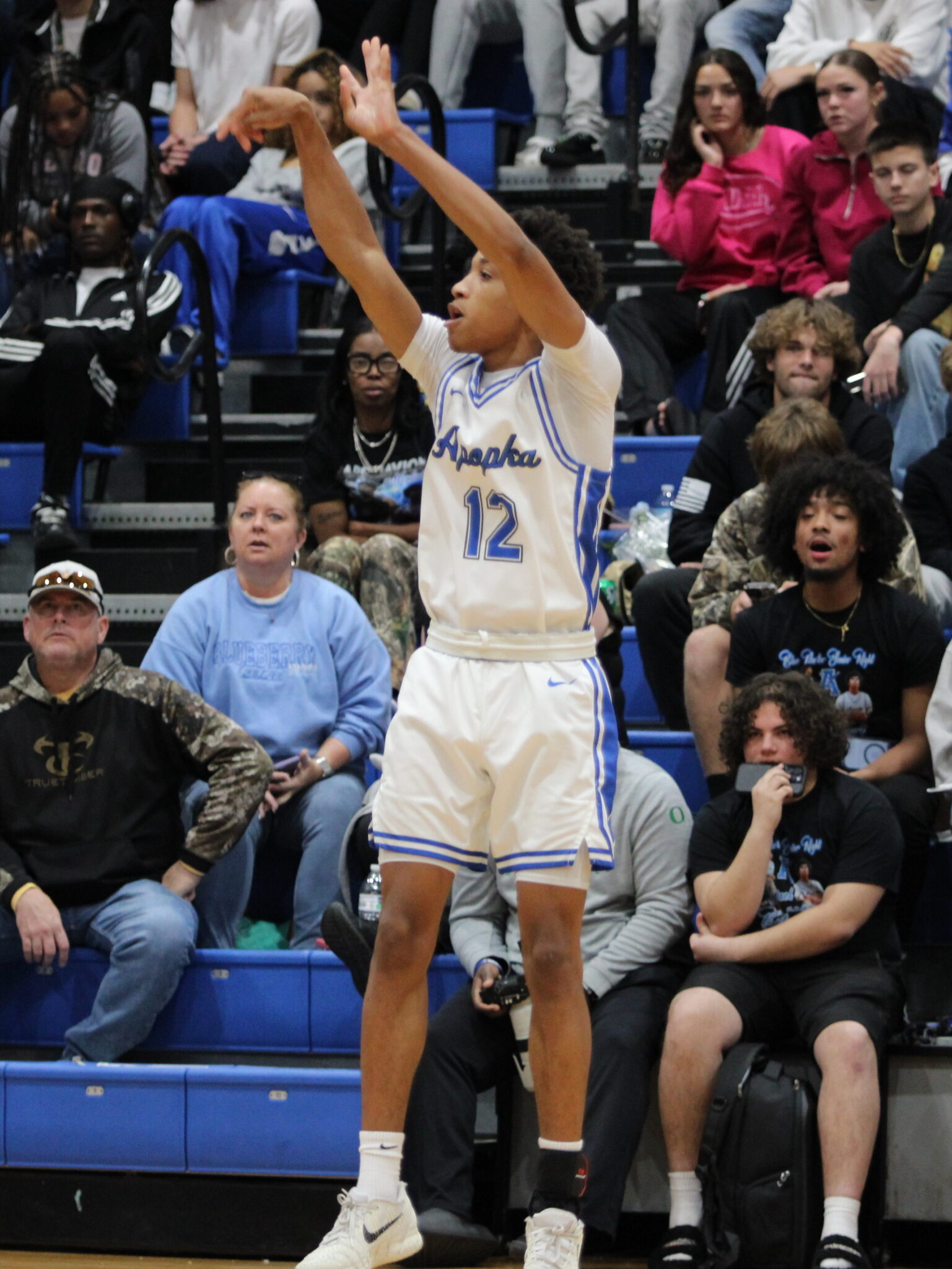 Xavier Bell splashes a shot from the wing