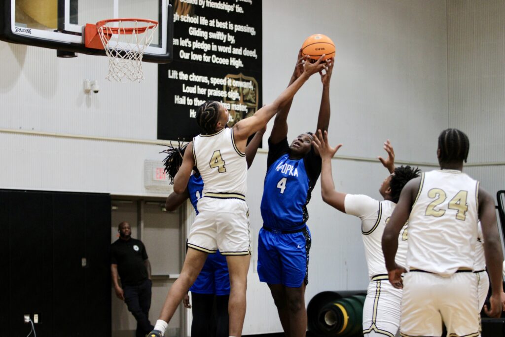 Zee Davis fights for the offensive rebound