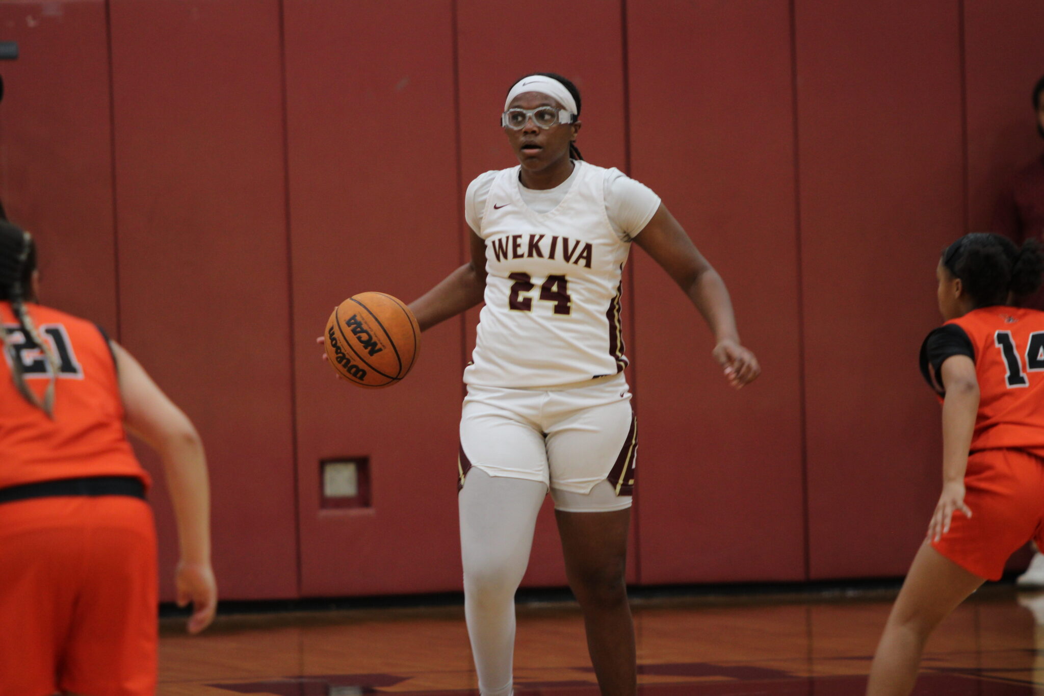 Alexis Hill scans through the high press of Lakeland