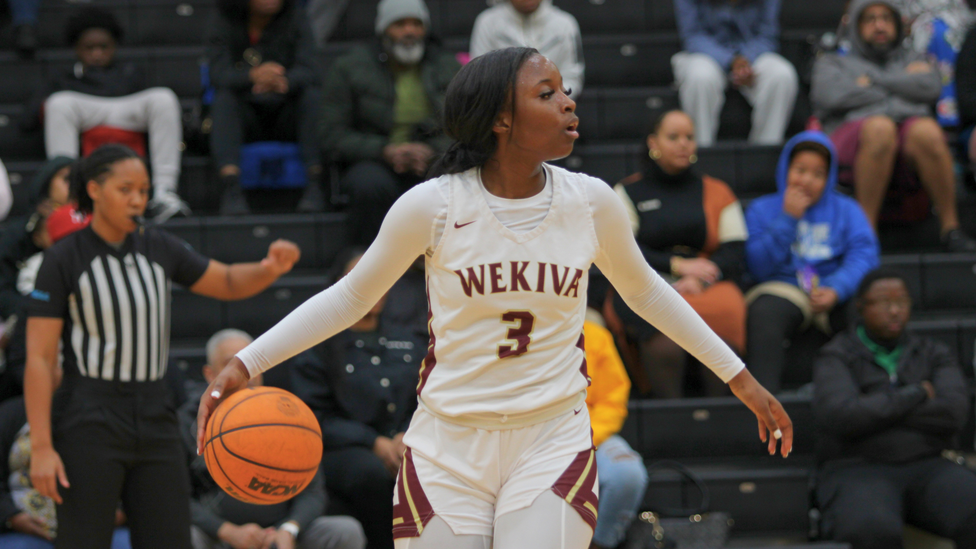 Jakayla Johnson handles the ball and looks for an open Mustang