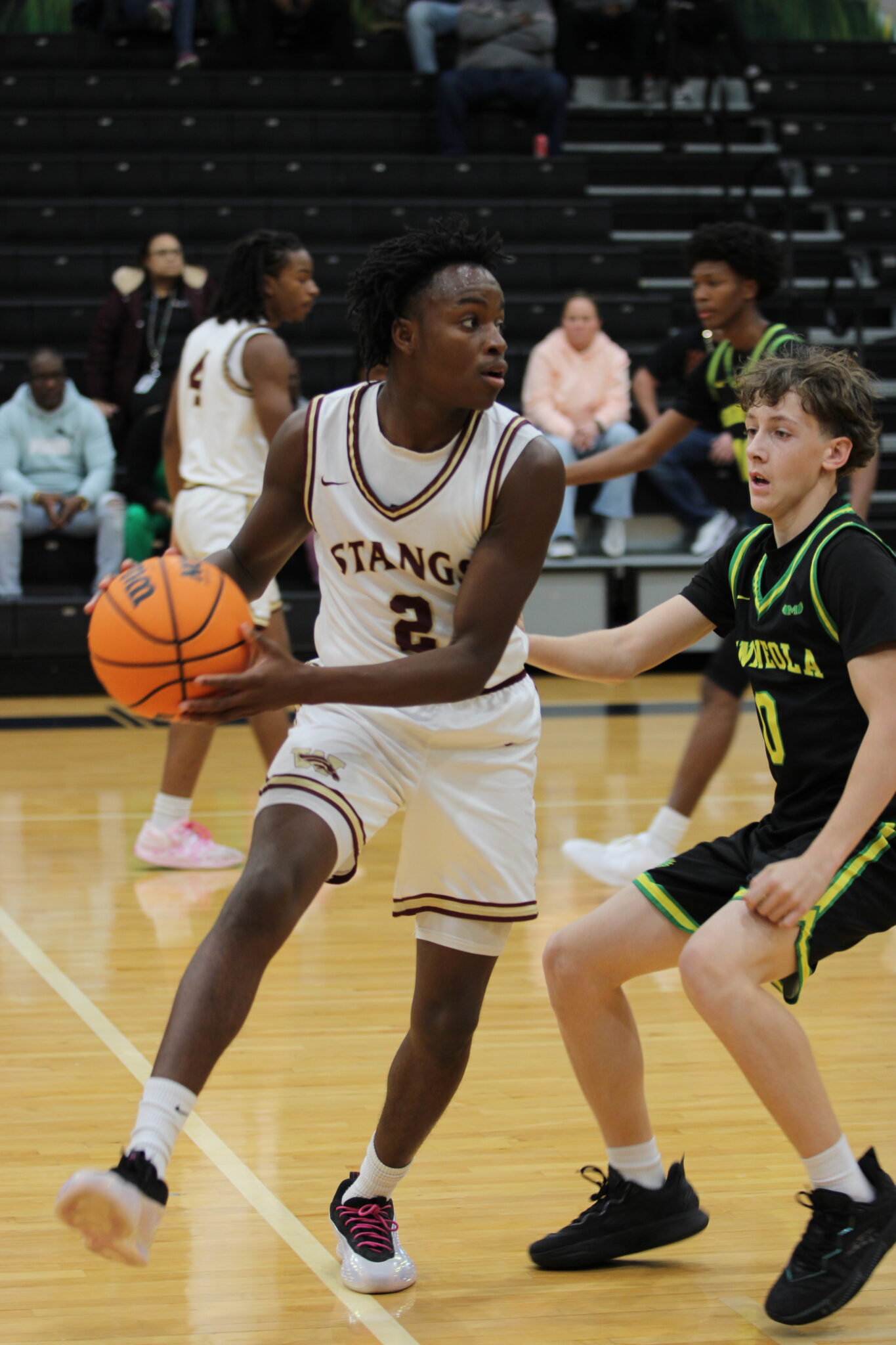 Louvens Saint-Pierre looks for a pass to the corner