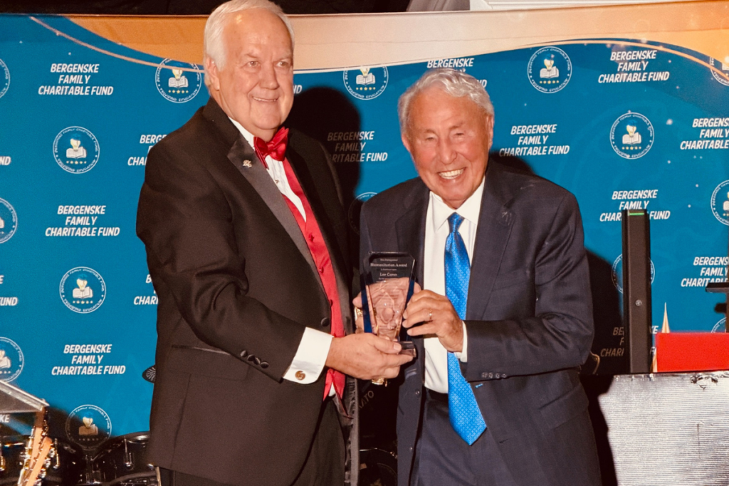 Gary Bergenske presents Lee Corso with his Humanitarian Award.