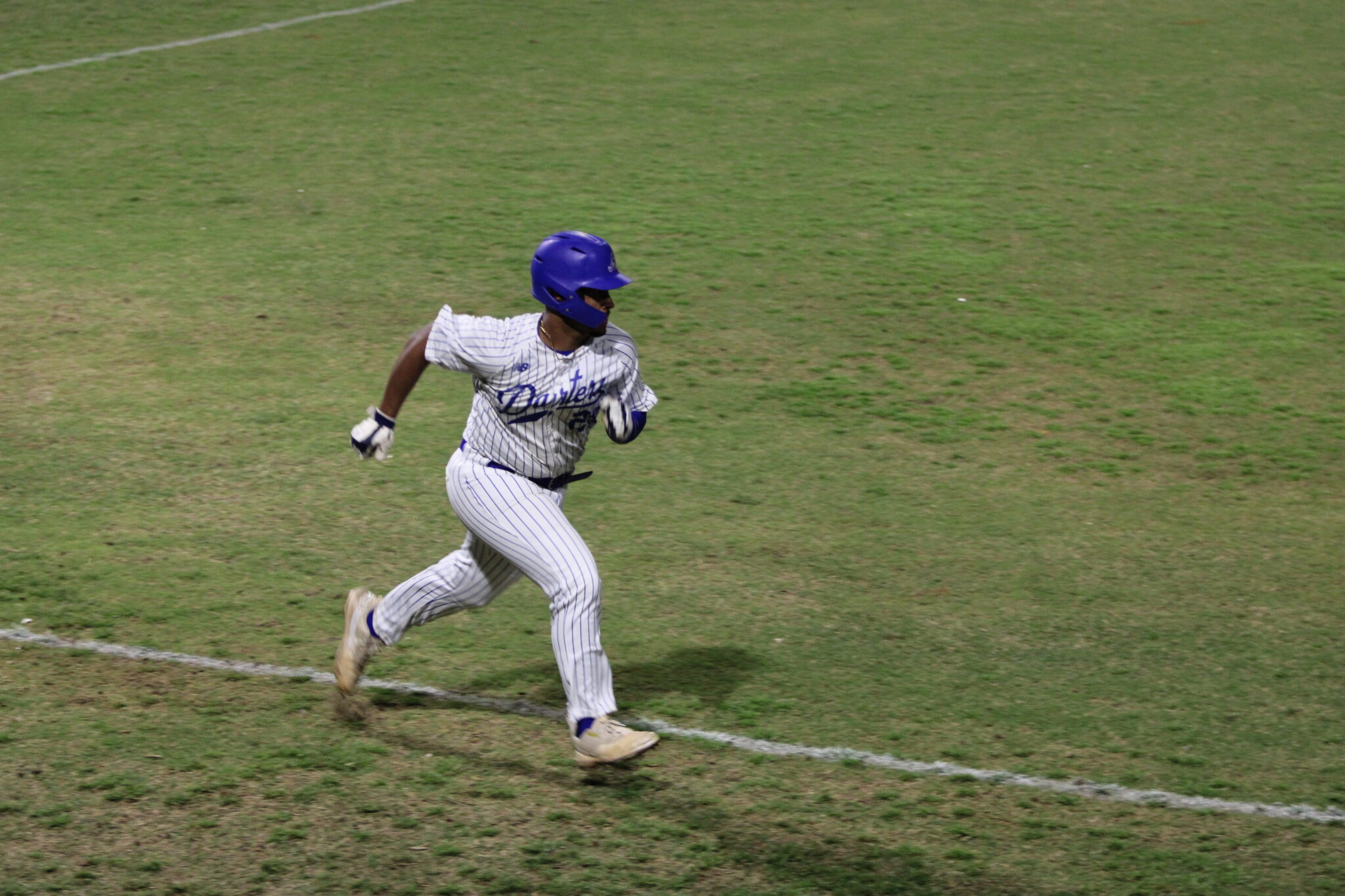 Andy Diaz sprints up the base line to beat out the throw at first