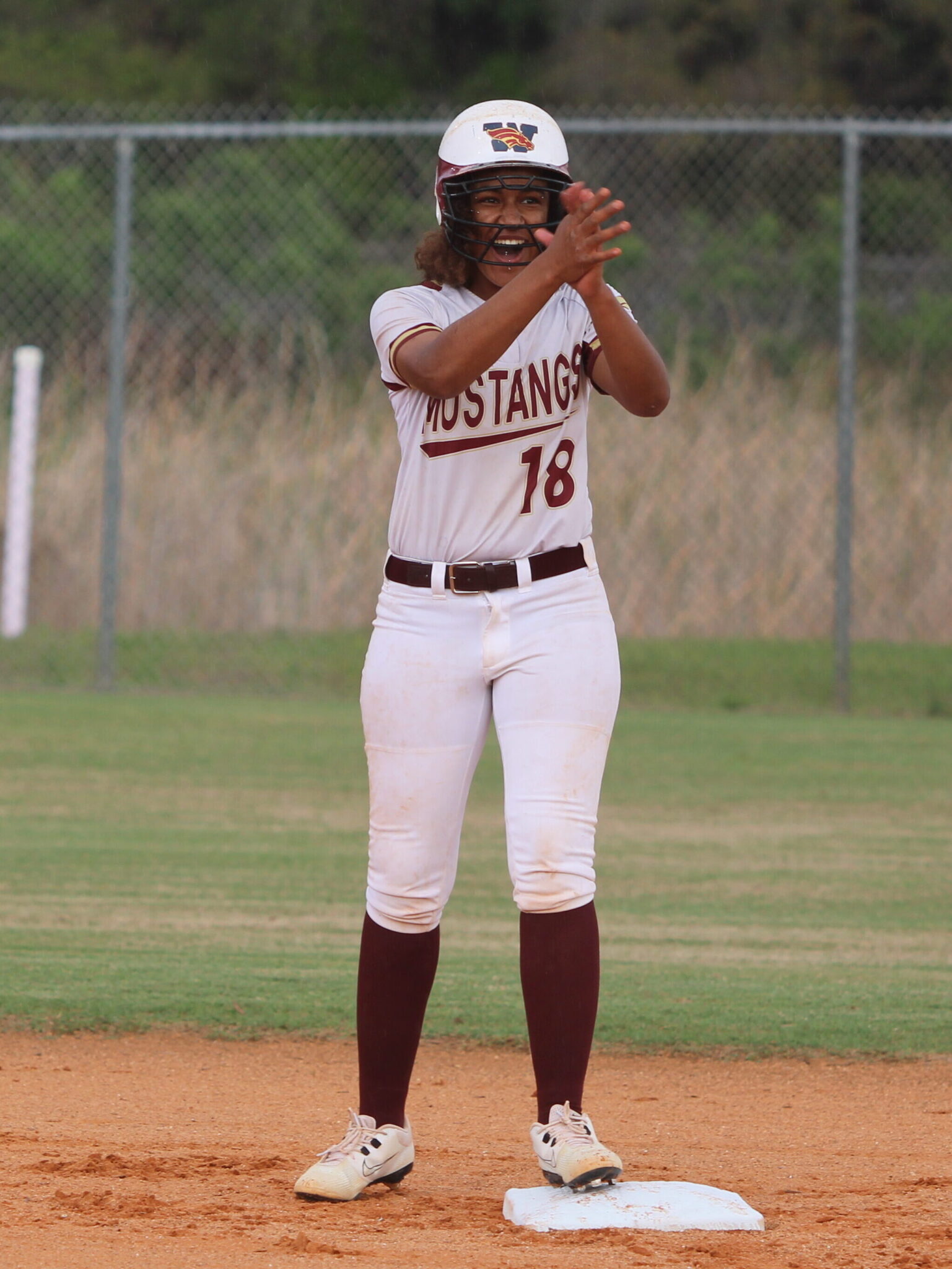 Makenzy McIntosh claps for her teammate Diarleyz Buitrago after her single