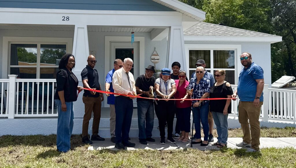 Mayor Bryan Nelson cuts the ribbon alongside owners Jose Sanchez and Damaris Fonseca at 28 W. Eighth St.