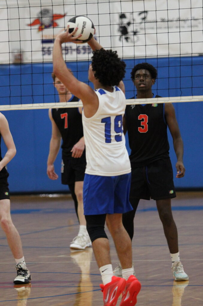 Noel Nieves sets the middle of the net