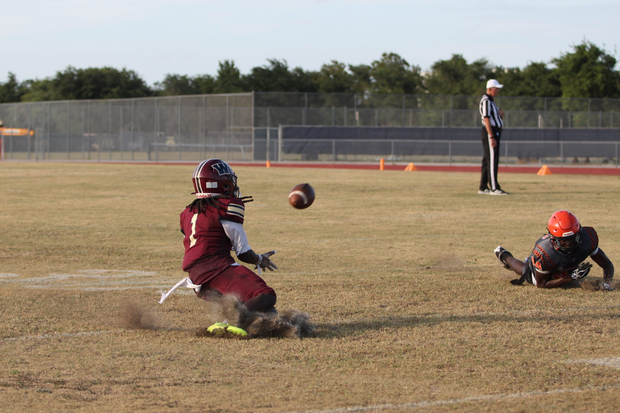 Dominique Walker makes a catch just short of the first down