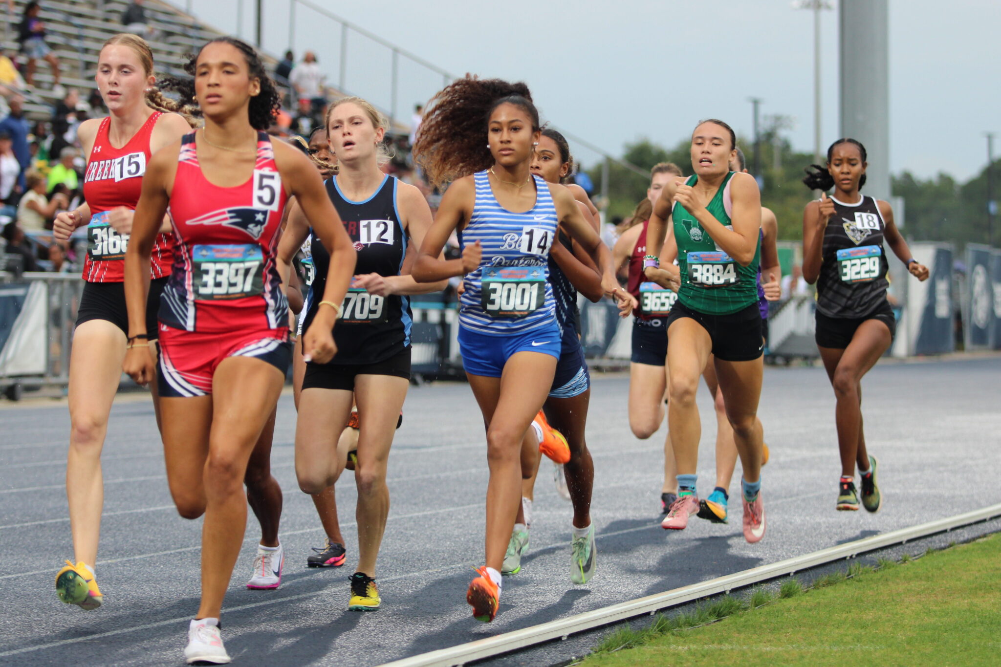 Jillian Davis hangs toward the front half of the pack at the 400m split in the 800m run