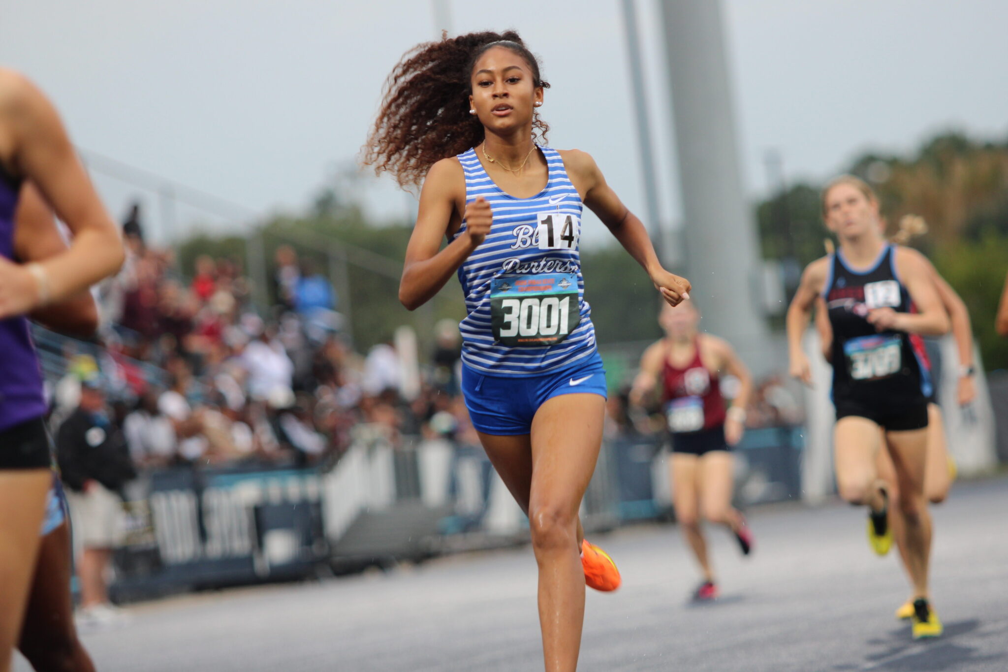 Jillian Davis running hard through the final meters of the 800m run