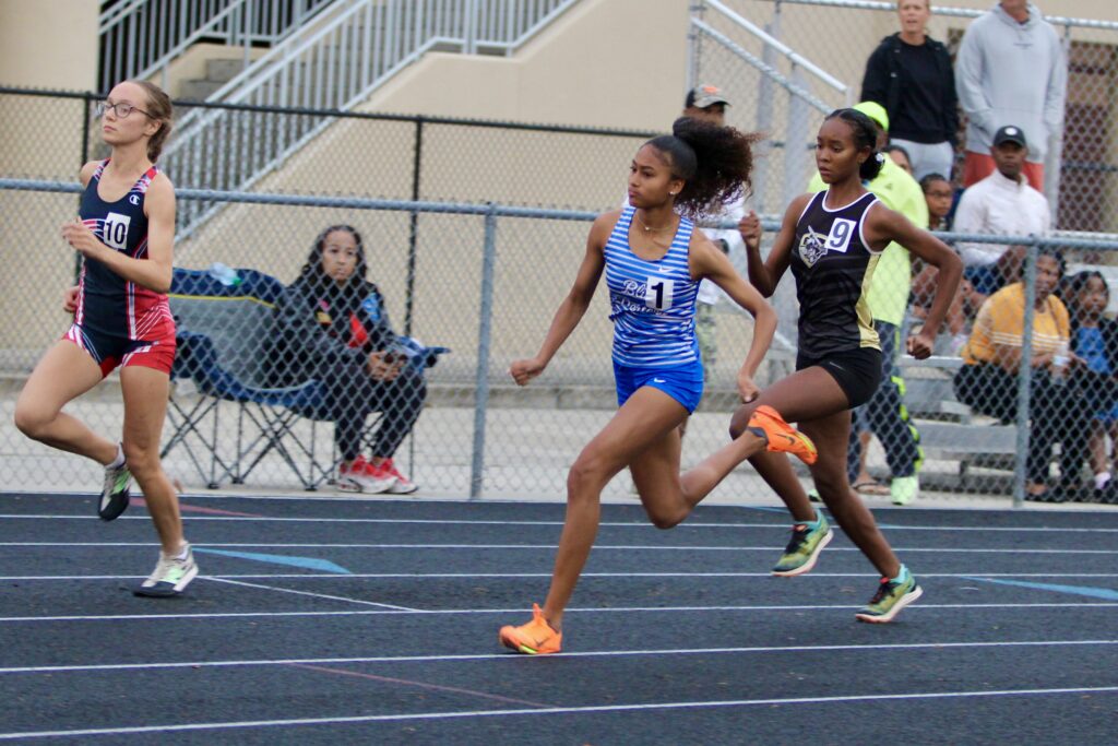 Jillian Davis takes off sprinting early in the 800m run