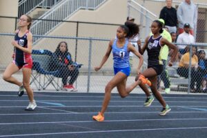 Apopka track qualifies two athletes for states 