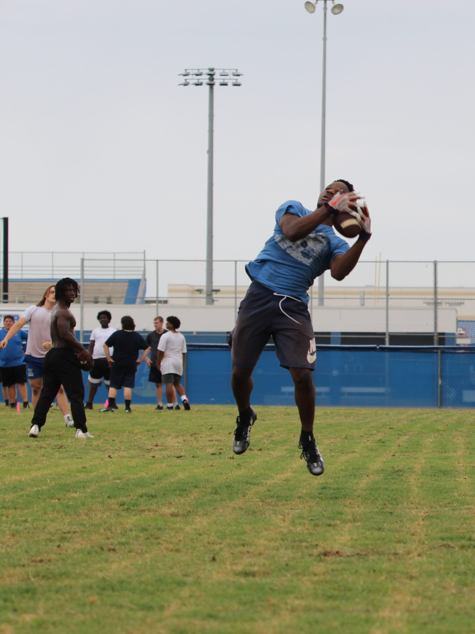 Jakyvion Kemp makes an over the shoulder catch for a touchdown in 7on7 practice.