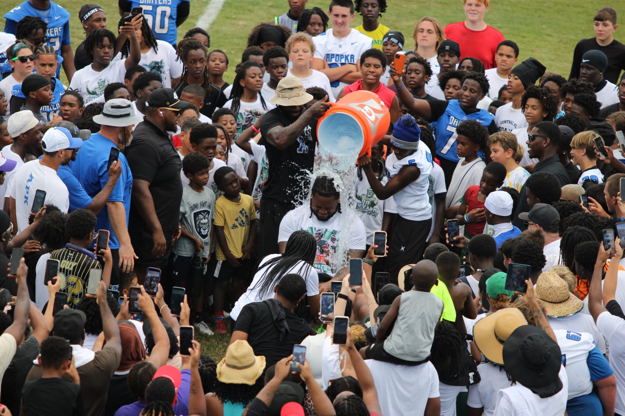 Jalen Carter does ALS ice bucket challenge in honor of Chris Johnson.