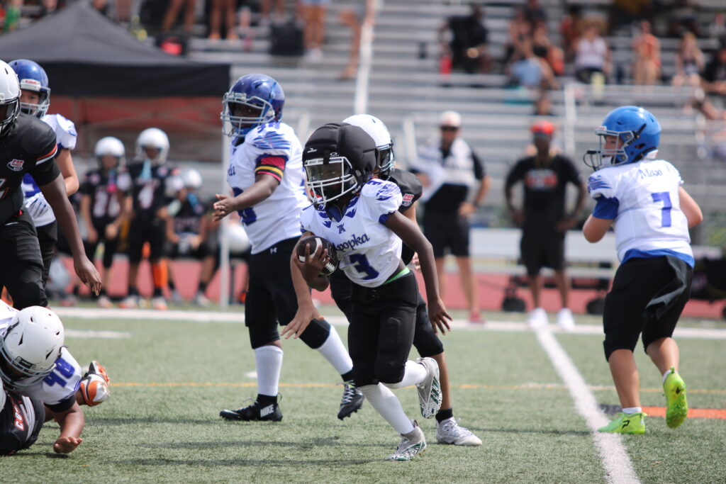 11u RB takes the handoff out left.