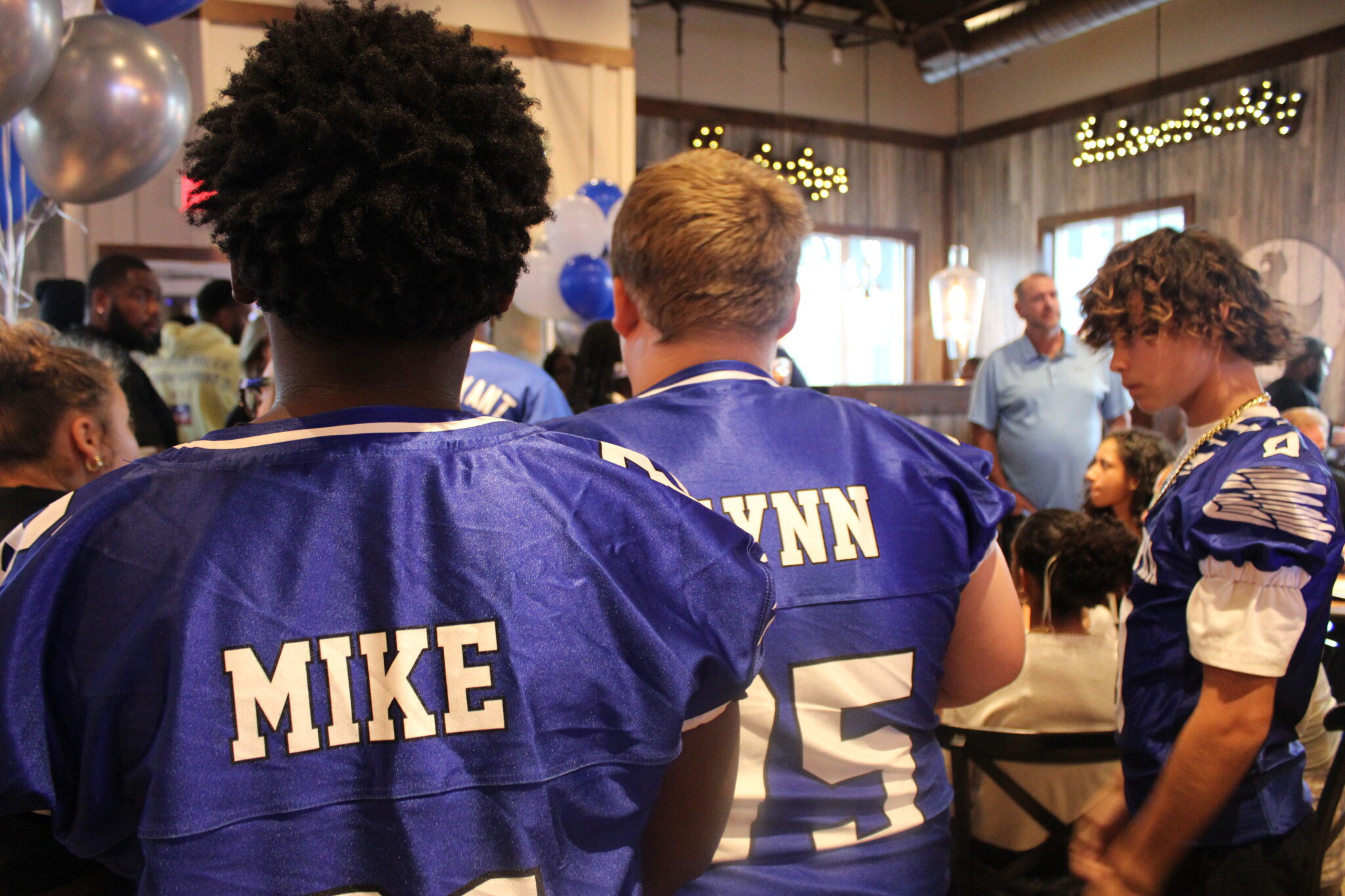 Apopka Pop Warner Blue Darters pack in to Zaxbys to meet Kevin Roberts and Kingston Shaw.