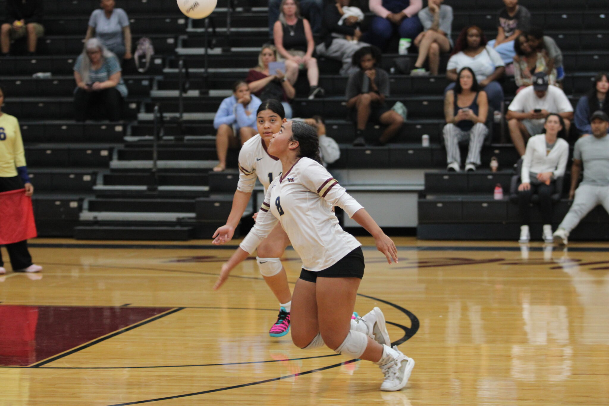 Isabella Espada attempts to save a ball over her head.