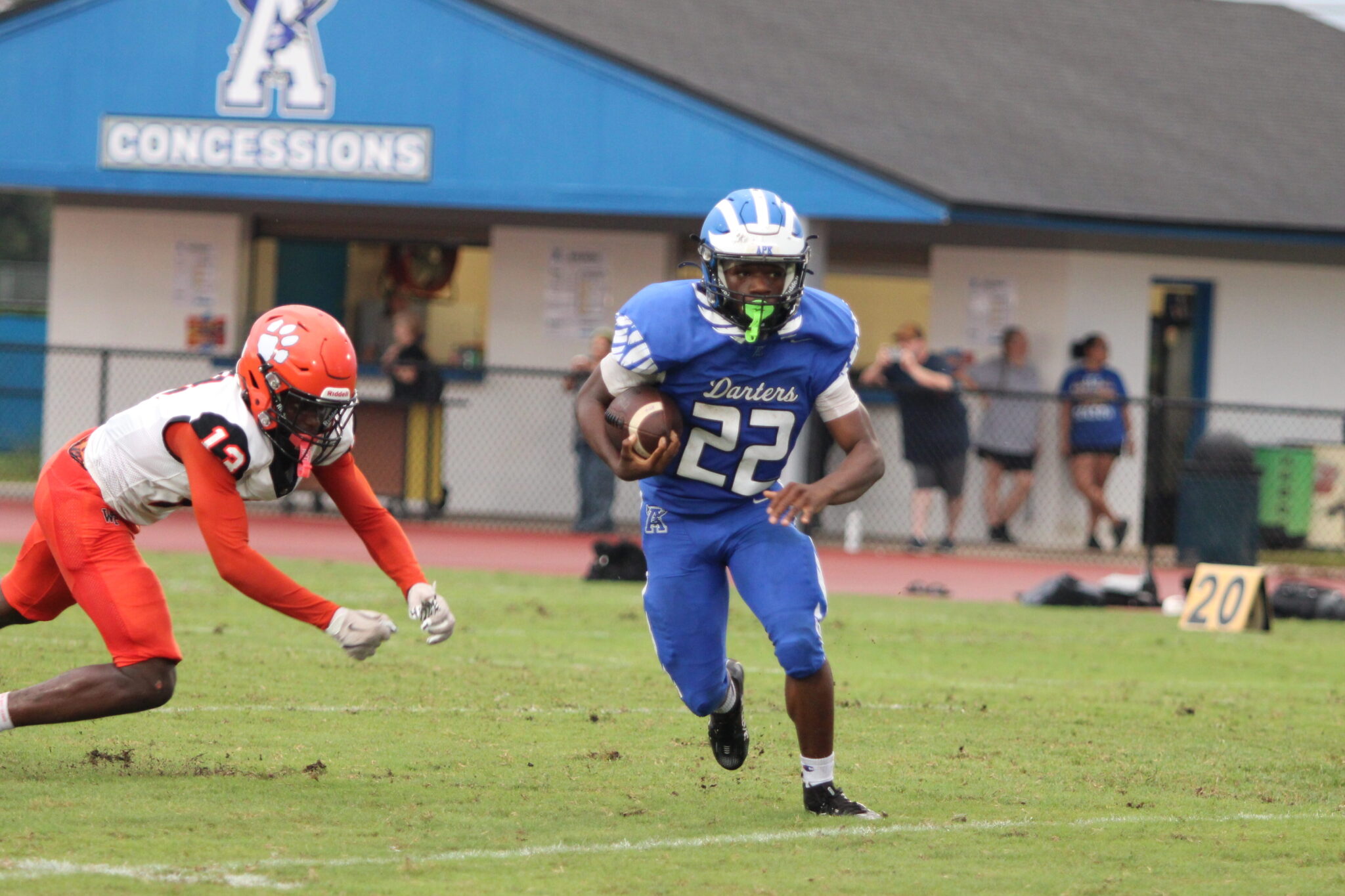 Jakyvion Kemp makes a man miss on a rush outside.