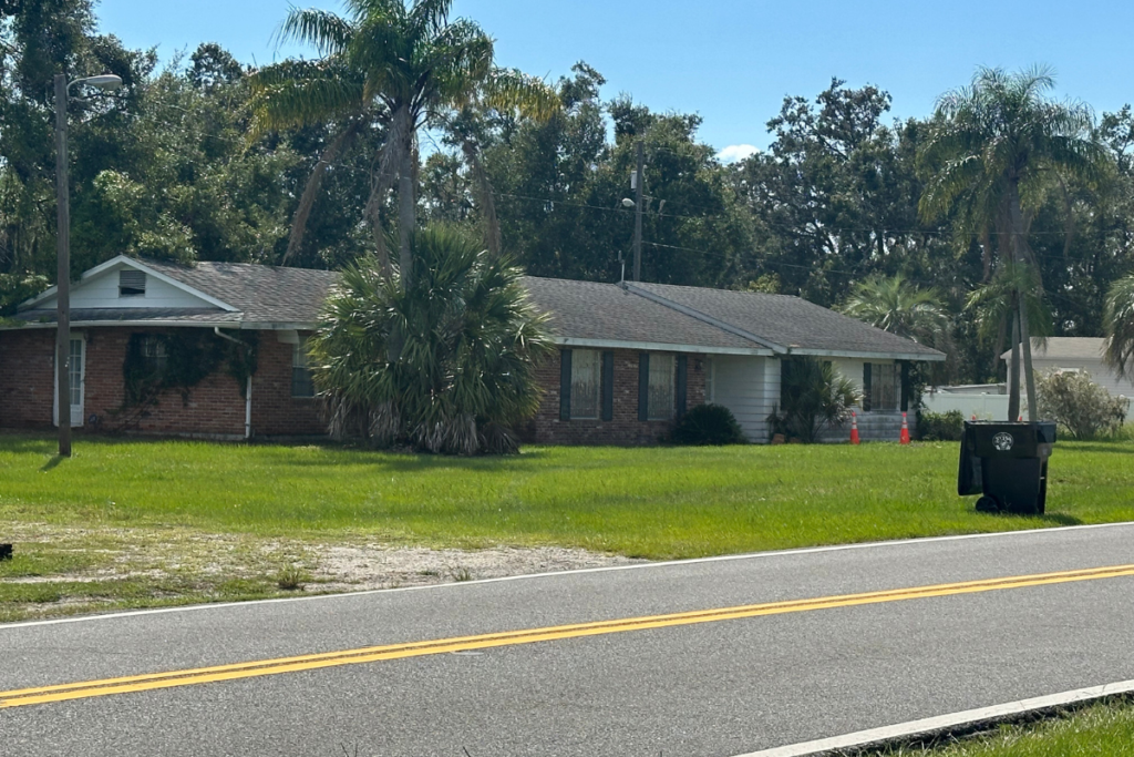 A house stands in September 2025 on the Old Dixie Highway property proposed for the Gale Vista affordable-housing development. The latest plans call for 100 apartments, down from the 400 units proposed last year.