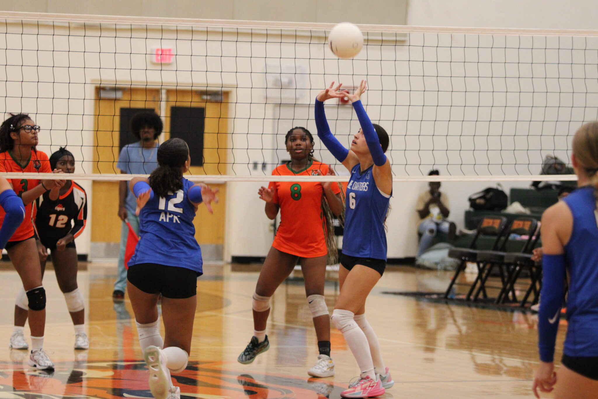 Isabel Romero sets up Laila White in the middle.