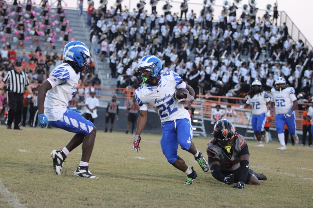 Jakyvion Kemp catches a pass and shakes off a tackler in the first quarter.
