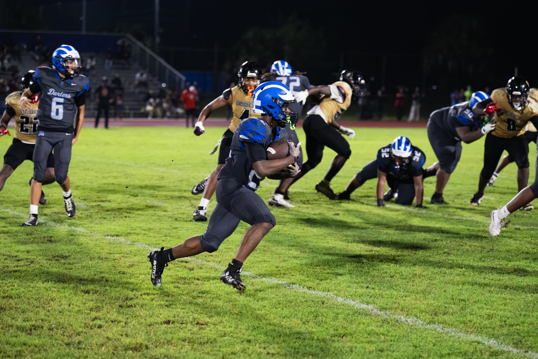 Jakyvion Kemp rushes toward the right sideline in search for a first down late in the game.