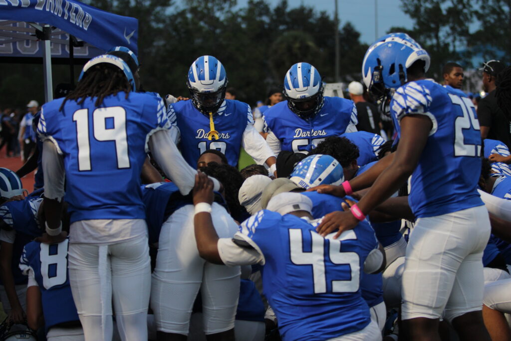 Apopka Blue Darters pregame prayer.