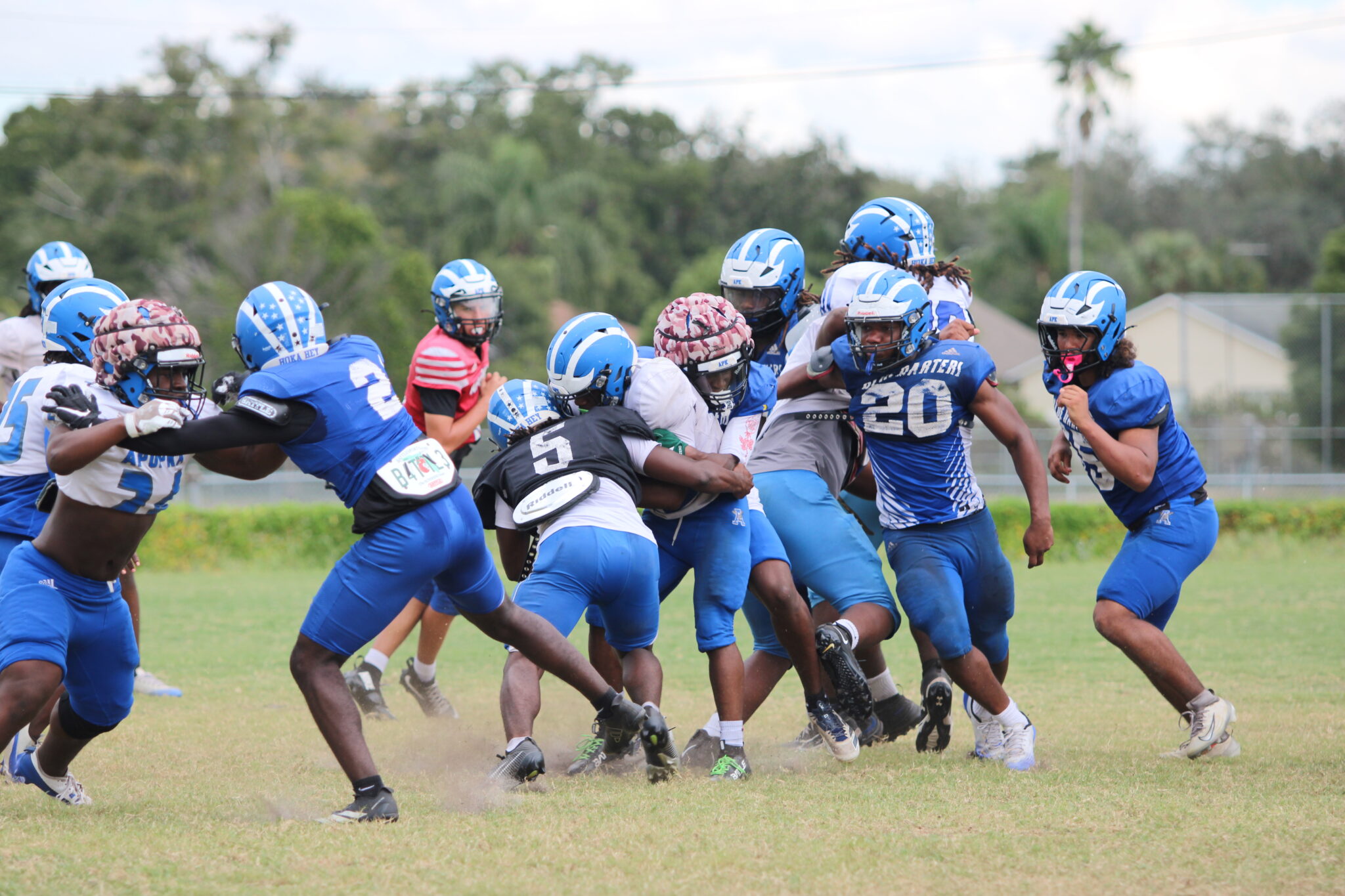 Le'Melle Griffin meets Jakyvion Kemp in the hole at practice.