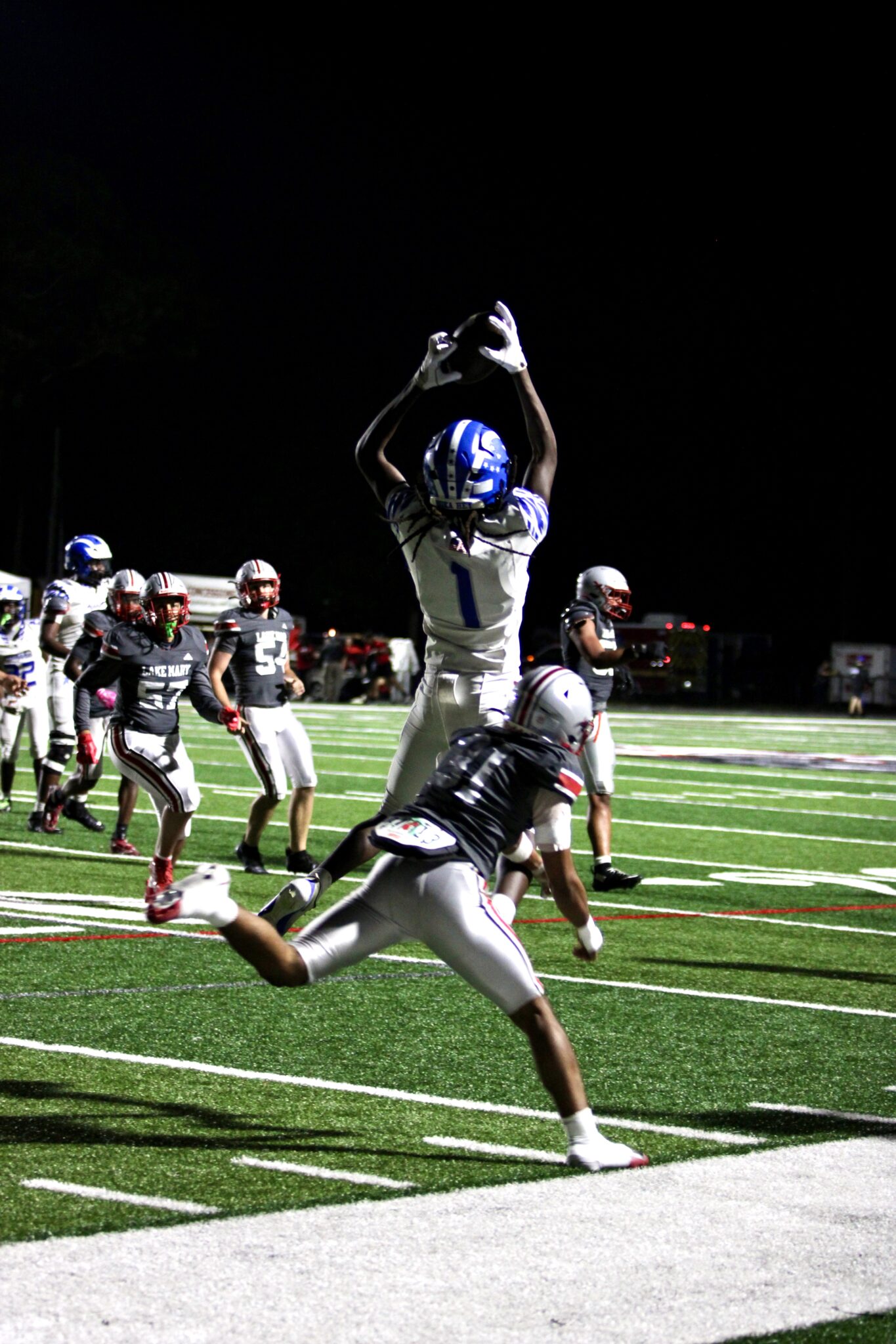 Nyzier Collington leaps up for an incredible grab and lands at the five yard line with space to run in for a touchdown.